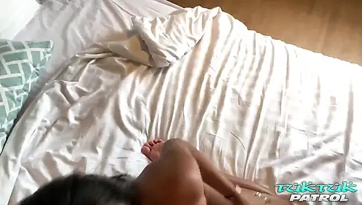 Tuk tuk devriyesi dik memeli diş teli yüzü Taylandlı tatlı kız sert dölleniyor