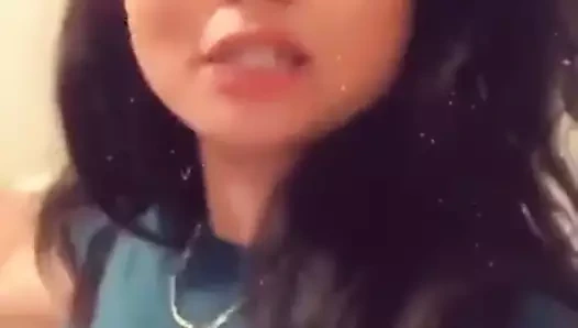 Seksi Hawaiili piliç götünü sallıyor