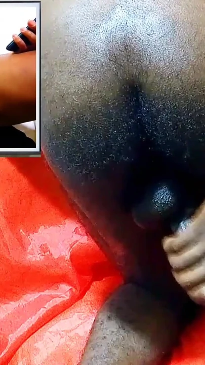 Televizyonda porno izlerken yeni mastürbasyon tarzı deneyimliyor. Ateşli yarağım boşalana kadar hissetti, ıslak ve ateşli amcık! | Klip 1