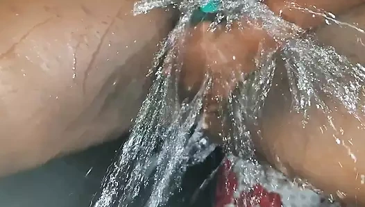 Fahişe bölgedeki her oğlan tarafından sikilmeyi seviyor, asla amını paylaşmaktan bıkmaz