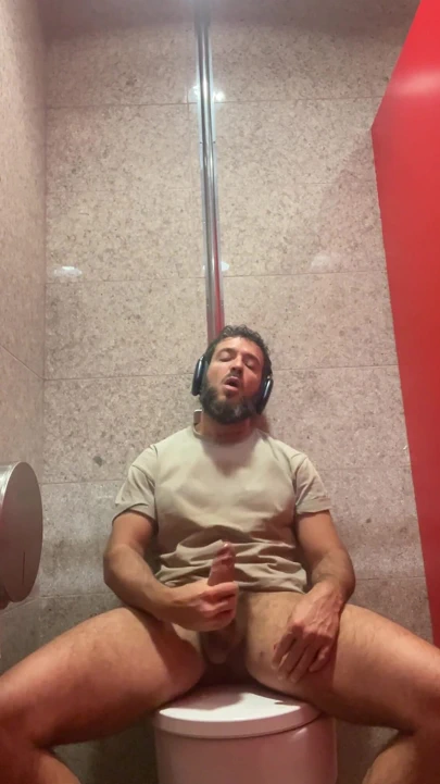 Havaalanında mastürbasyon yapıyor