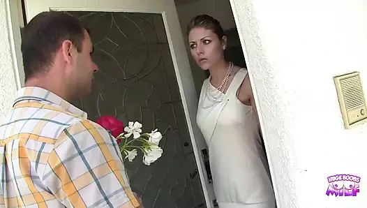 Bu şanslı adam göt deliğini yalatıyor ve orta yaşlı seksi kadın velicity von tarafından sikiliyor