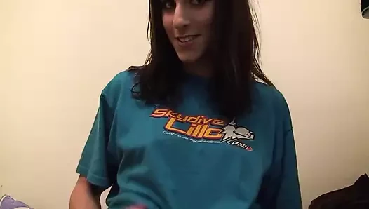 Güzel genç kız ters kovboy kız pozunda adamın yarağının üzerinde zıplıyor