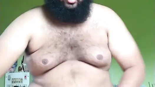 Yatak odasında döl ayılı adam