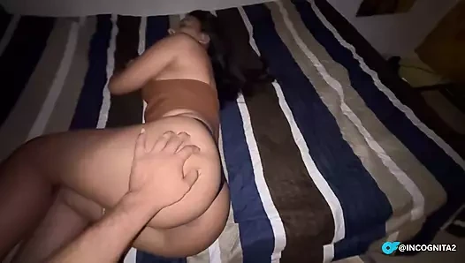 Latin model sikilmek için vücudunu gösteriyor