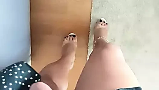 Joana, bacakları, siki ve topukluları gösteren aynaya bakar,