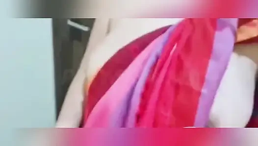 Sari ile göğüslerini gösteriyor
