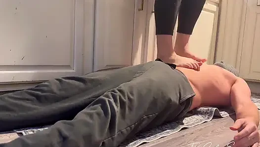 Eğlenceli küçük yalınayak çiğneniyor