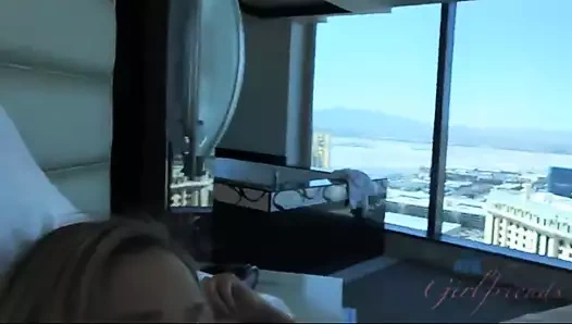 Emma kahvaltısını yatağında ve yüzünde yapıyor