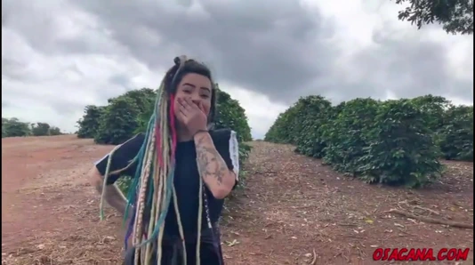 Genç kızı kahve tarlasının içinde sikişmeye götürdü