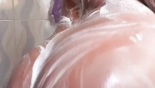 No banho do chuveiro, massageando peitos e dedilhando a bunda da buceta em estilo cachorrinho