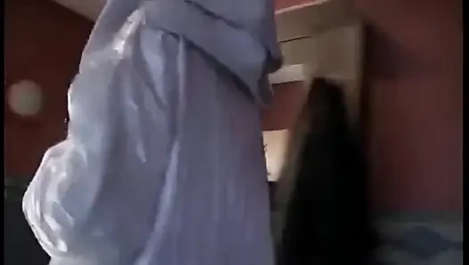 Sarışın bebek patlayıcı orgazm için parmaklarken süt fışkırtıyor