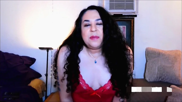 Kırmızılı kız zoeydoll azıyor ve boşalıyor