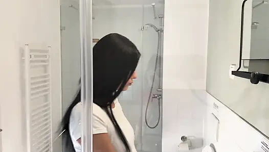 Banyoda ateşli seksi ince sıkı amcık güzeli pembe kesilmiş mini etekle gece için hazırlanıyor