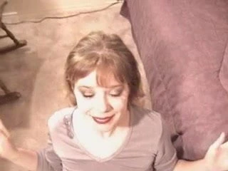 Bir şırınga kullanarak gözbebeklerine cum!