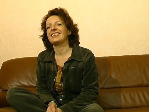 Fransız bayan kıllı deliklerini vahşi bir adama siktiriyor