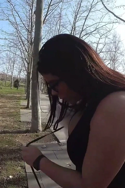 Latina Busty Parkında Emmek