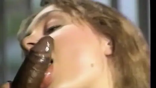 Kaslı siyah adam genç beyaz güzeli sikiyor