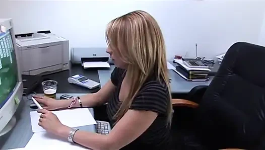 Ateşli esmer büyük sert yarağın tadını çıkarıyor