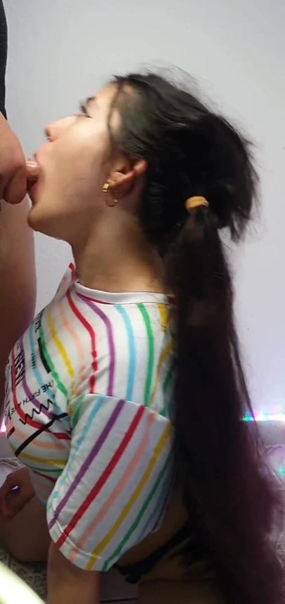 Sürtük komşum yarağımı gırtlağına kadar almaya bayılıyor.