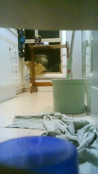 çıplak Asya karısı için masturbasyon üzerinde ile traş amcık