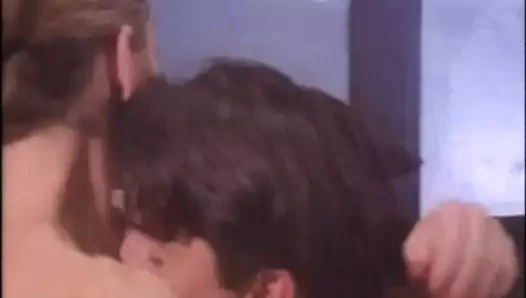 Griffin banyoda tutkulu seks hakkında rüyalar çizdi.