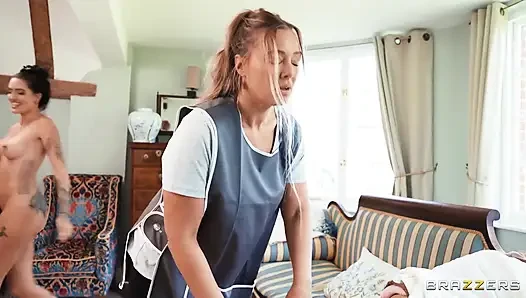 Brazzers - iyi bir hizmetçi Coco Bae bir yarakla dölünü temizleyebilir