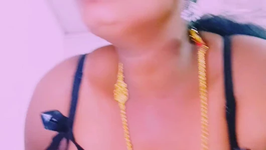 Büyük götlü yeterince üvey anne üvey oğluyla sikişiyor. Telugu edepsizce konuşuyor.