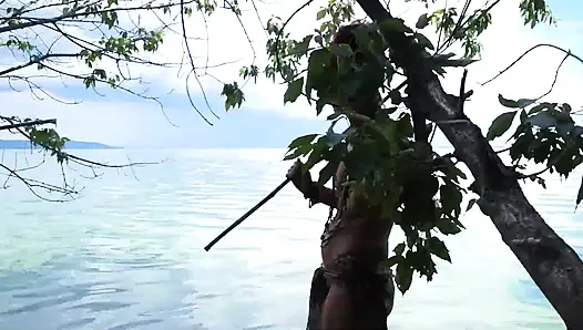 Üstsüz zıpkın ile balık tutmak