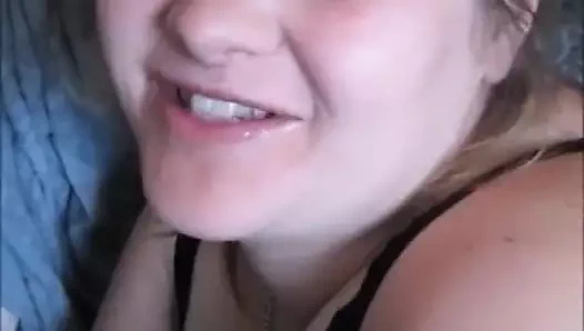 Meme uçlarımı emdiriyorum ve her yerinden öpüyorum sonra kalın bir yarak yutuyor ağzı dolu