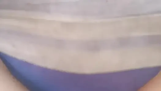Eva götünde parmakla sikişiyor