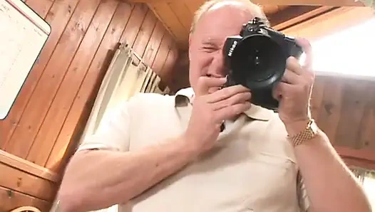 A kis mellű szőke segít az idősebb férfinak, hogy kiverje a lábával