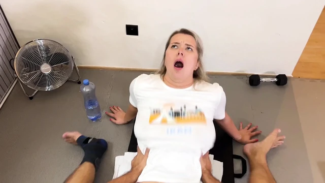 Грудастую жену соседа трахнули в спортзале длинным хуем