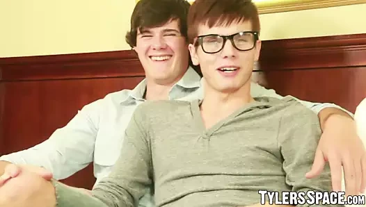 Twink horoz binicilik eylem ile anal eğlence sonra horoz emme