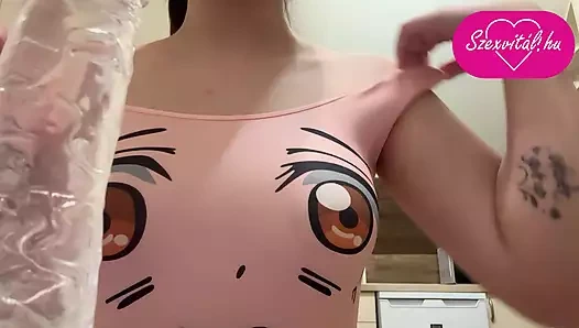 Macarca konuşuyorum ve amcığımla dildo deniyorum.