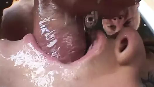 Büyük memeli esmer sırtüstü yatarken kalın yarağı yutuyor