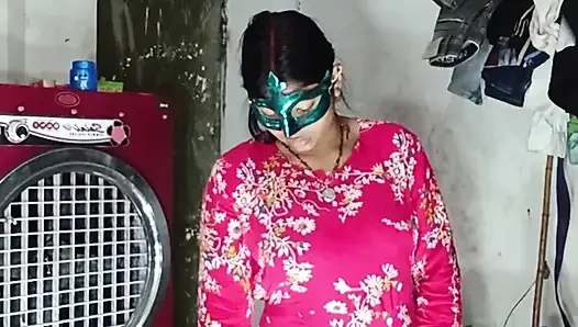 Göt amcık sikiyor yarak emiyor göğüslerini emiyor memeden süt emiyor ve domaltarak yarağa oturuyor ve doğrudan Hintçe seste yatıyor