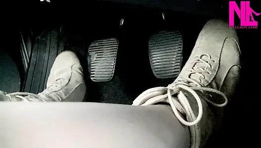 Süet yumuşak düz çizmeler içinde sürüş ve pedal pompalama