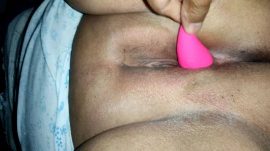 Gecenin ortasında üvey annemi uyandırıyorum ve vibratörle ona çifte penetrasyon yapıyorum.