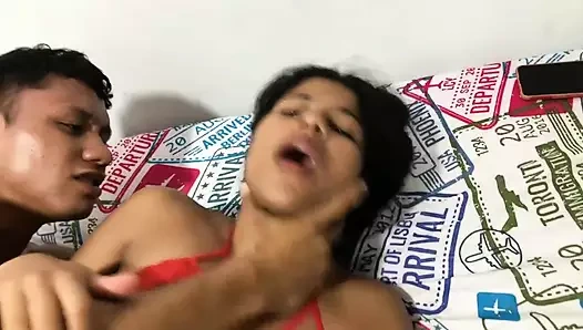 Üvey erkek kardeşim beni süper zengin sikmeden önce tutkulu öpücükler