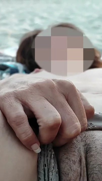 Halka açık plajda bir yabancının önünde amımı teşhir ediyor ve fışkırtmamı sağlıyor - bu çok riskli - misscreamy | Klip 1