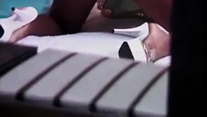 Gecelikli siyah kız beyaz adama güzel bir kafa verir