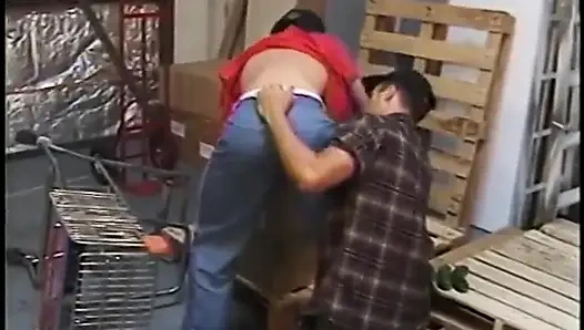 Etli adam ikili soyundu sonra birbirlerinin etli yarağını emiyor ve götten sikişiyor