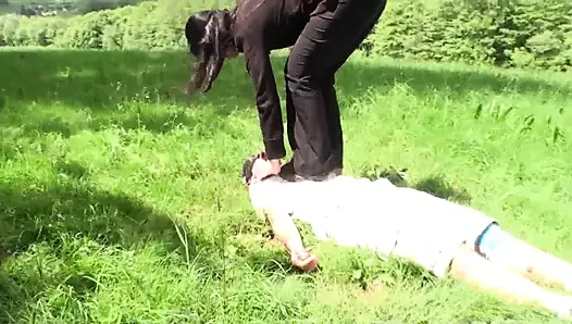 Çamurlu ayakkabılarla açık havada çiğneme cezası