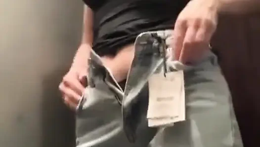 Ateşli orta yaşlı seksi kadın mağazanın soyunma odasında mastürbasyon yapıyor