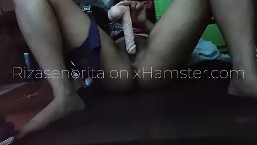 Rizasenorita 5 inç yapay penis kullanma onu kedi ile oynuyor