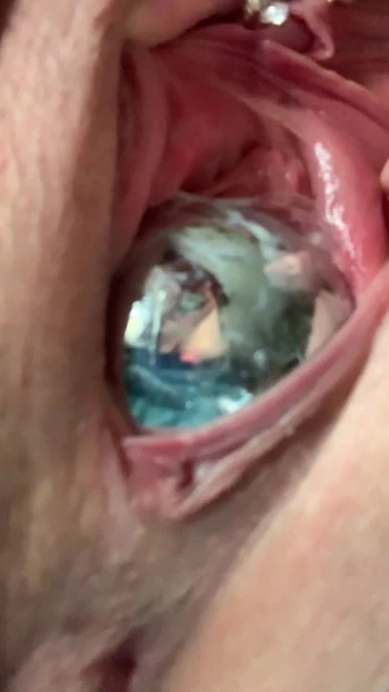 Огромные яйца Kegel вытолкнуты из киски