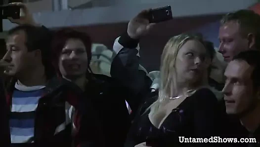 Dik sarışın dildos ona kedi at the seks gösteri