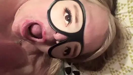 Lynn krem ​​şanti ile faturayı emer ve ödülünü kazanır