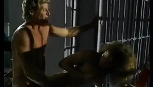 Azgın adam sakso çektikten sonra sarışın sürtüğü sikiyor ve sonra amını yalıyor